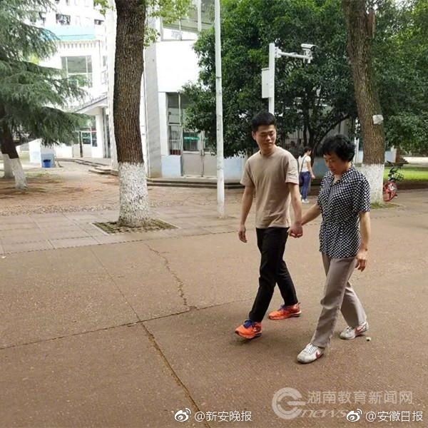 日本 无遮挡裸光屁股打屁屁