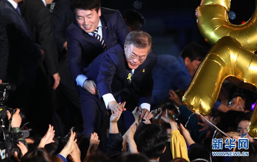 二男一左一右吃奶