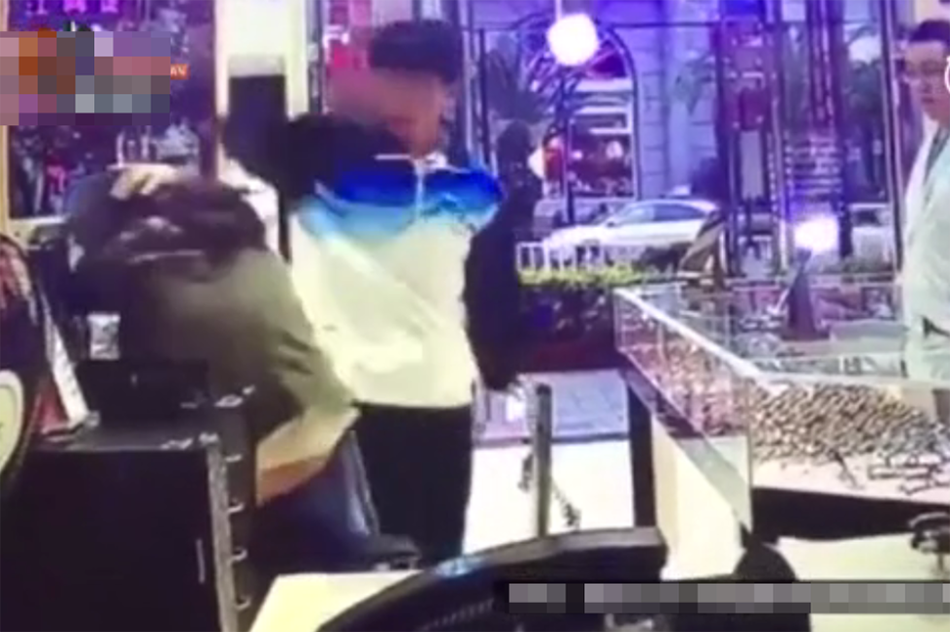 亚洲精品影院