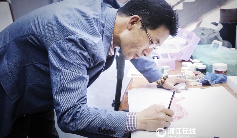 不如跳舞沙滩三个小男孩