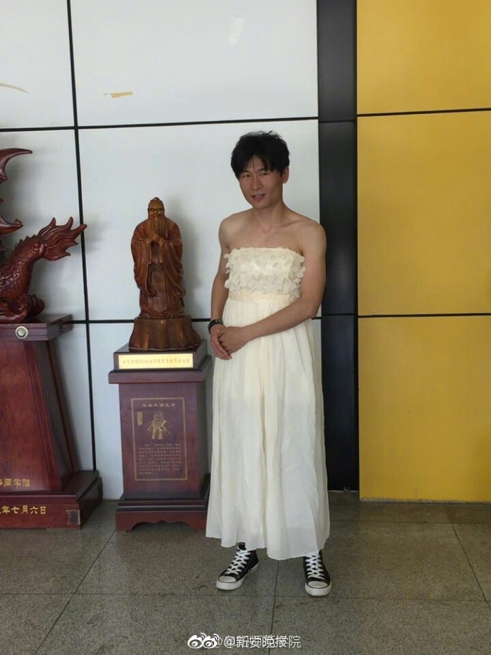 被两个领导捏奶头办公室揉弄小雪
