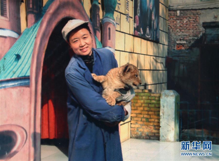 老师用丝袜脚摩擦jJJ