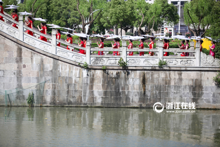 揉我胸 啊 嗯
