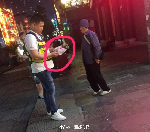 坐在猛男腿上男男精品动漫