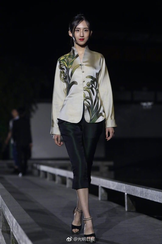 美女哭着扒开 往里面注水