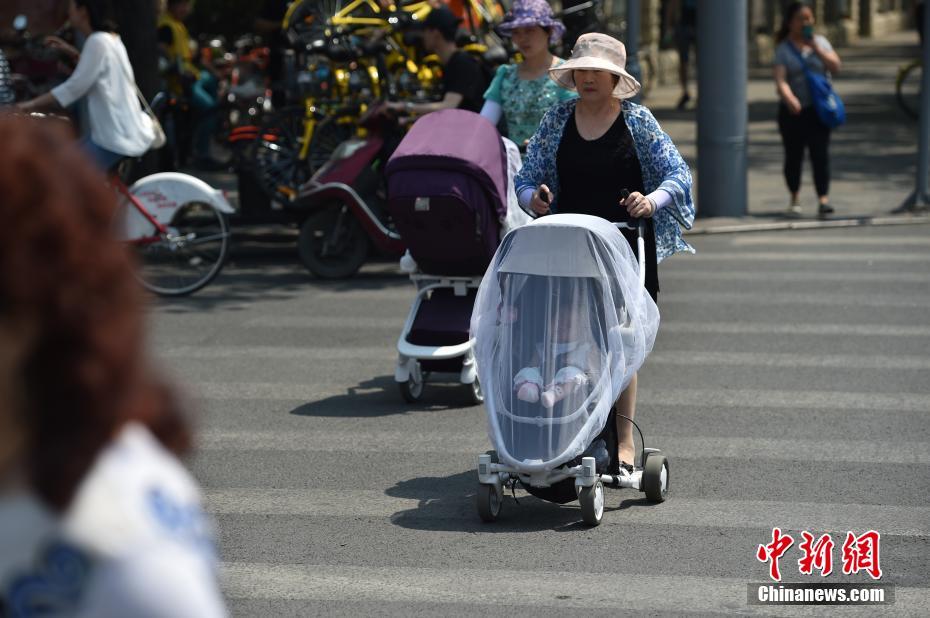 和小黄疯狂3p经历