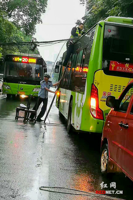 大尺度吻胸吻奶头揉捏奶电影
