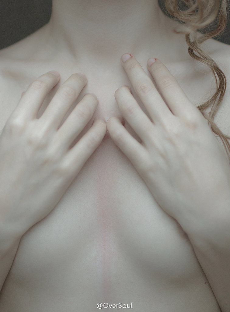 美女扒开内 给男人亲