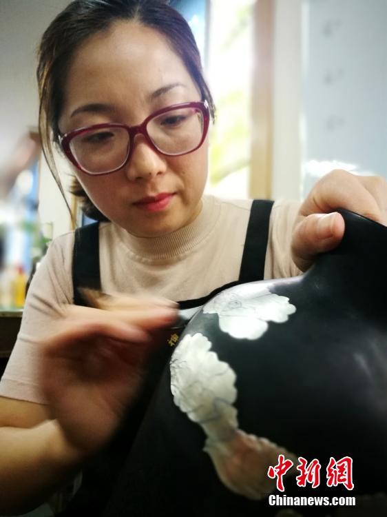 护士脱了精光让人摸秘 喂奶