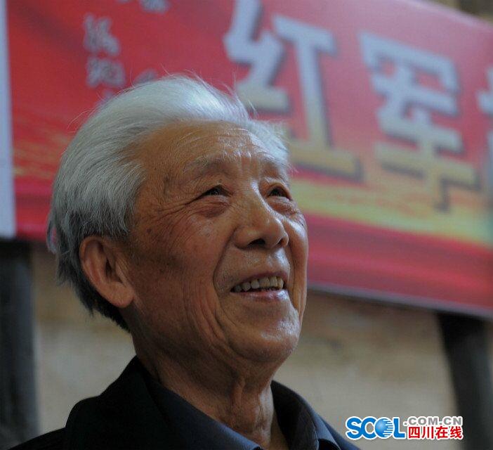女班长乖乖掀起裙子被打屁股