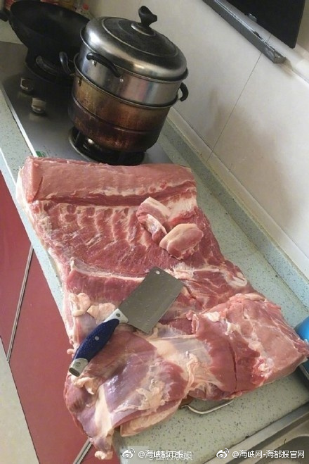 大幂幂被弄得奶头都凸出来了