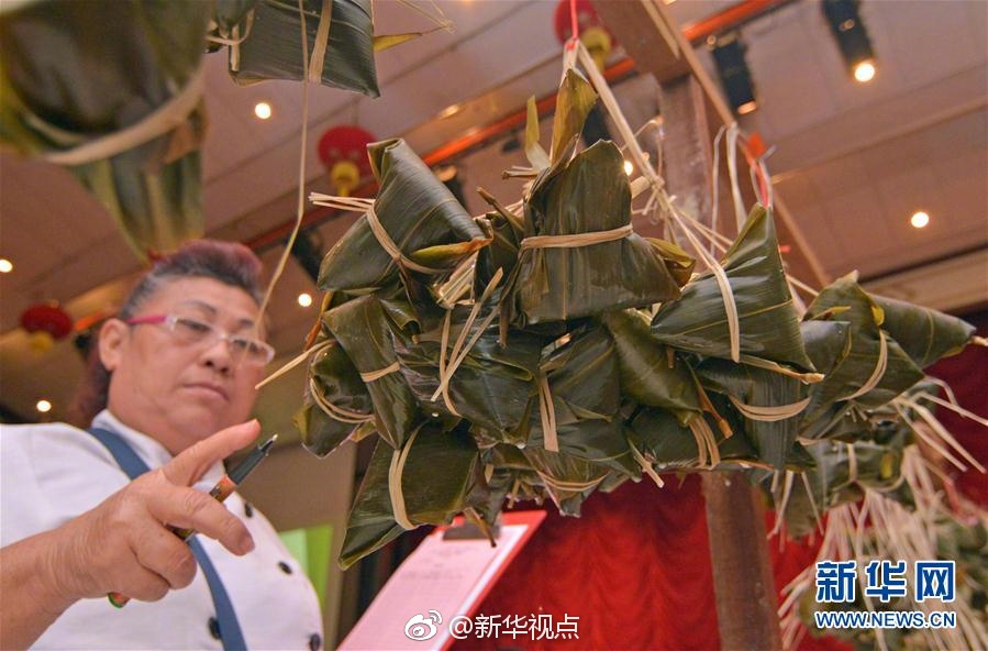 趁女同桌午休摸她奶头