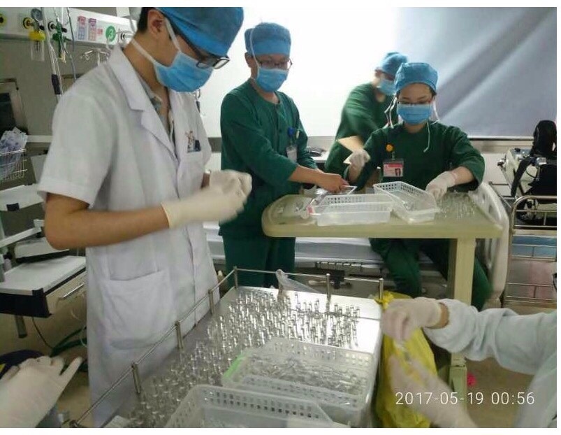 他扒开我内裤强吻尿口吃乳液