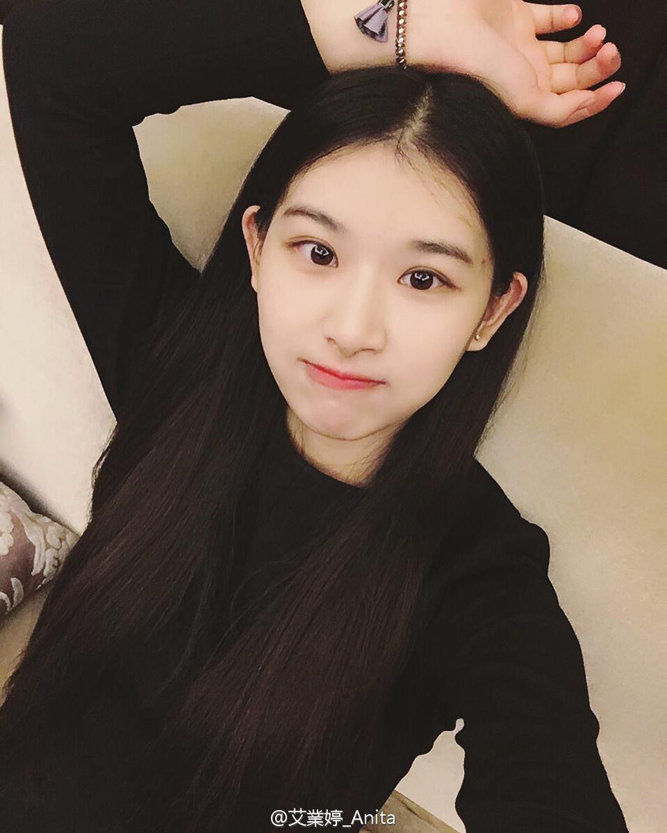 近日,中戏网友伊利七个圈儿在微博晒出多组生活照及写真,因不少女生房间梦幻女生图片