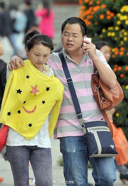 男同桌含着我的奶边摸边做动漫