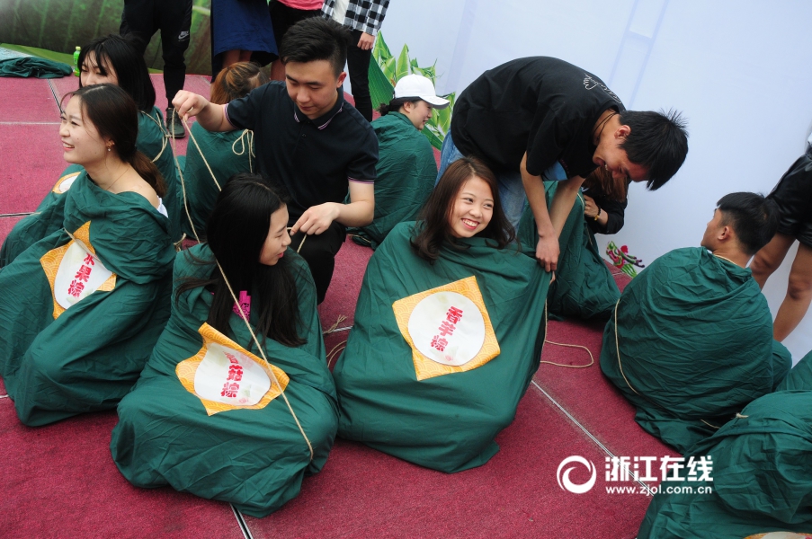 美女被 到爽 奶头动态