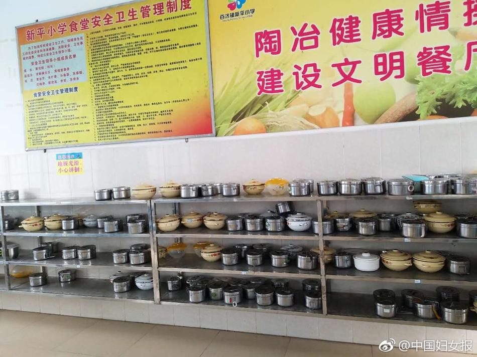 白丝小乔 扒腿爽出白色液体
