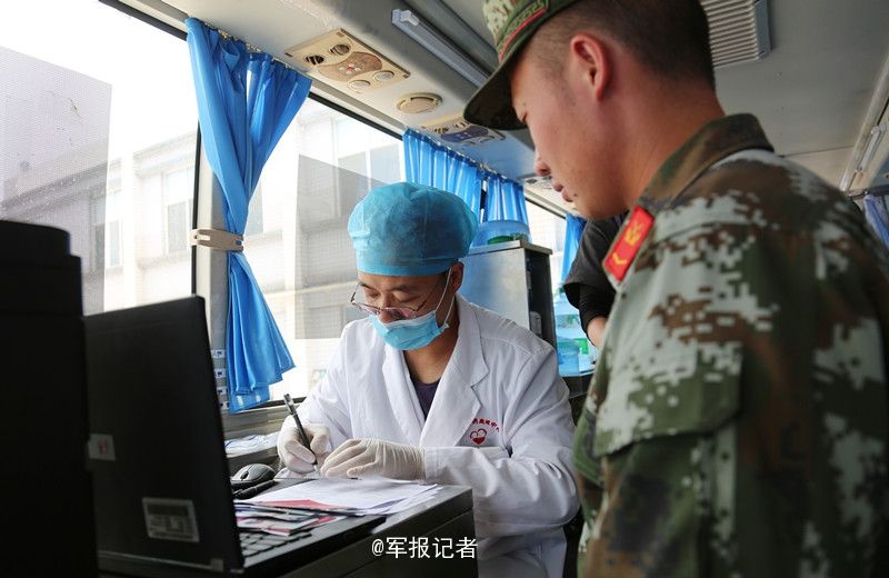 白丝班长趴下让我C了一节课