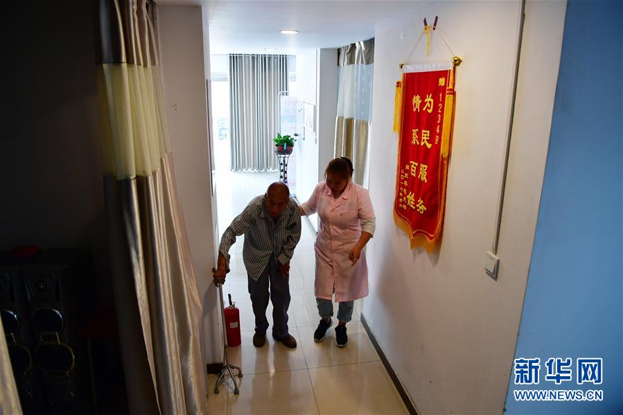 美女脱 露出 吃我的
