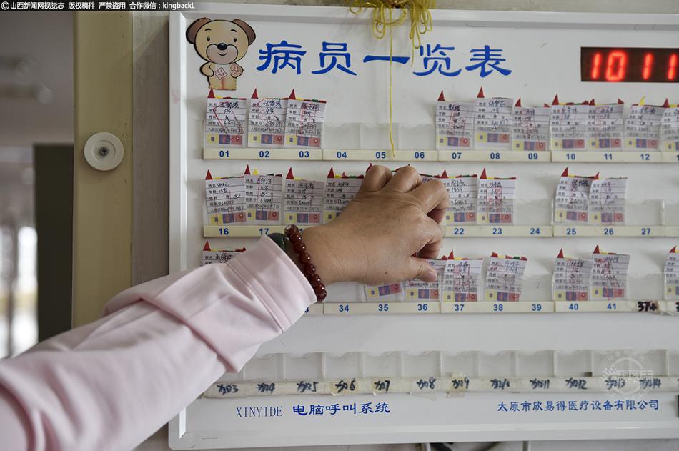 美女露出 让男生揉