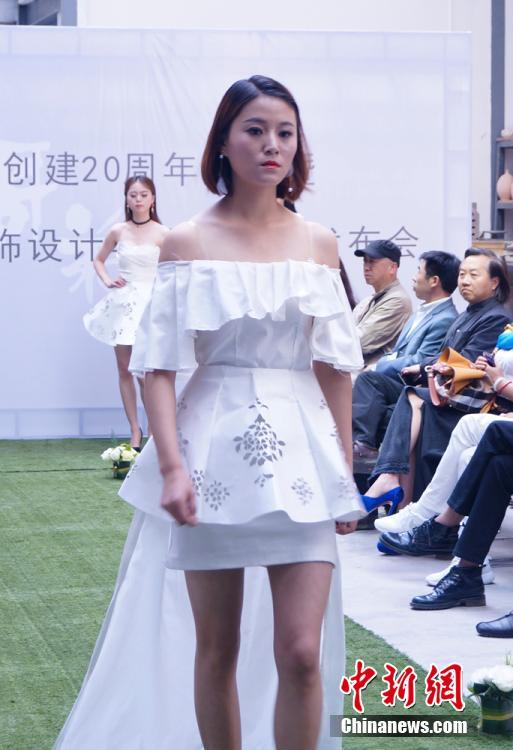 把女仆 吊起来揉搓双乳动漫