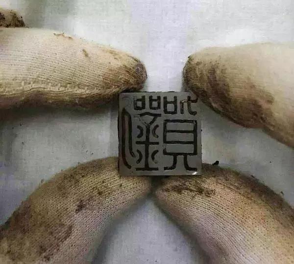 被宿友集体扒开腿调教