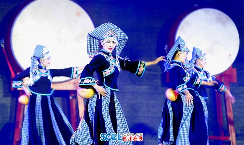 美女扒开尿道