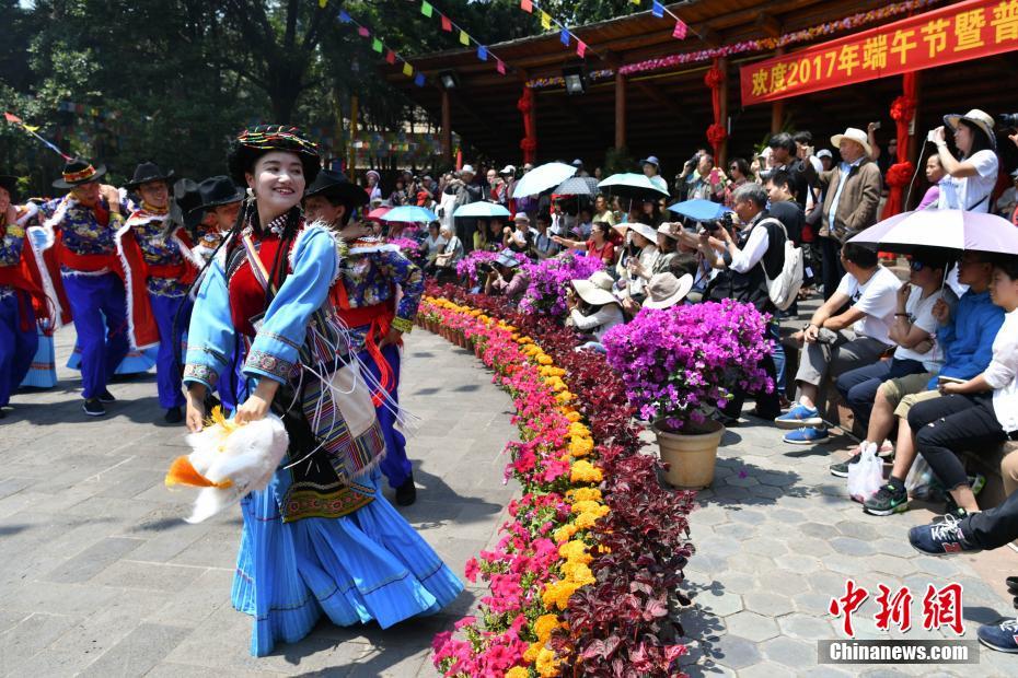 中国老女人乳交