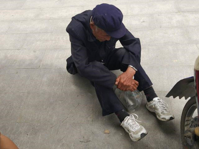 美女被黑人日的出白浆