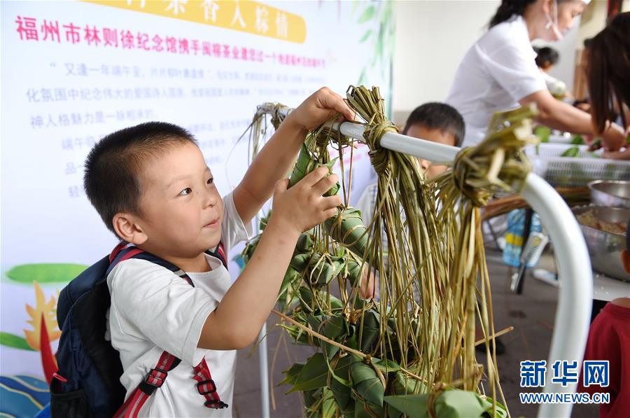 白丝女仆疯狂 喷水自慰爽作文