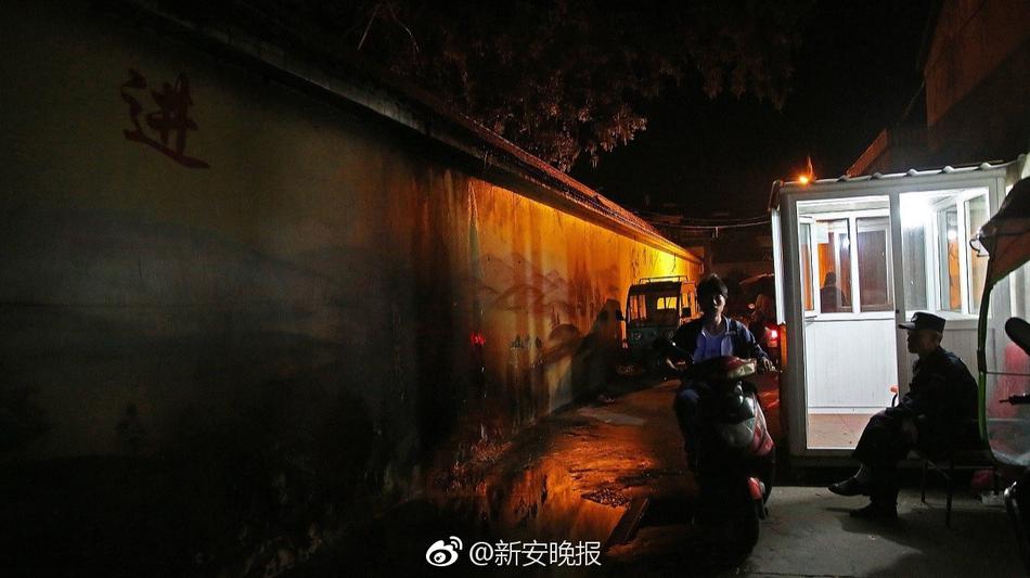 局长在车里含我奶头好爽视频