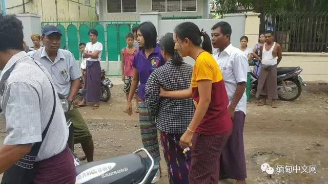 公厕偷拍女人尿尿