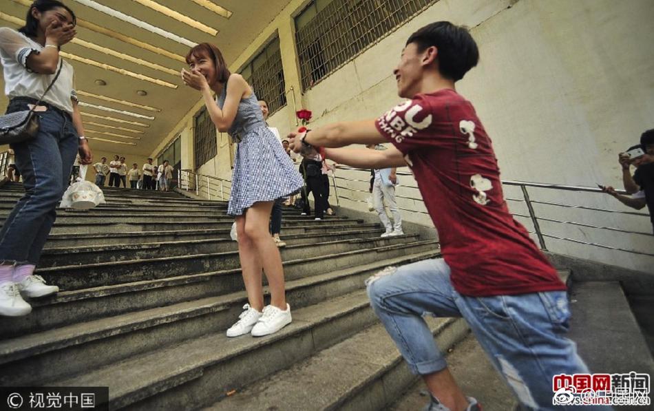 变成隐身人在学校做像素游戏