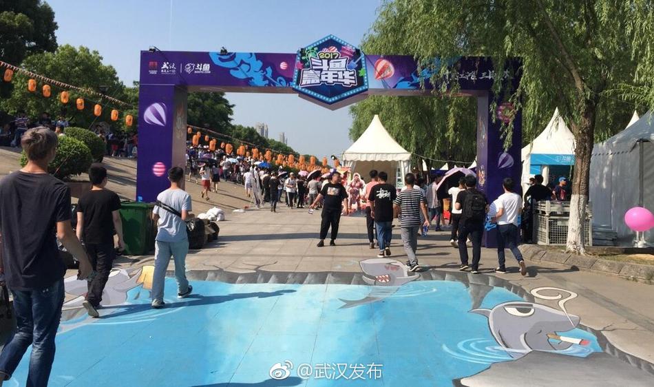 白丝女仆疯狂 喷水自慰绿巨人