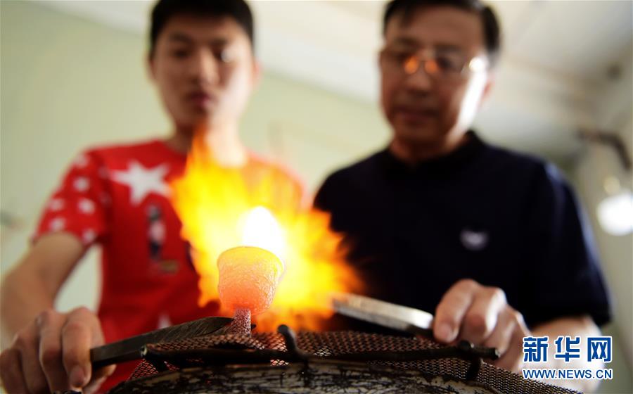 四个女学生的精油按摩