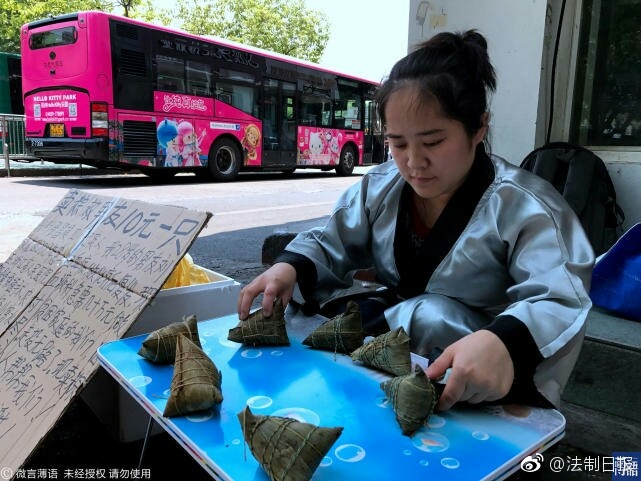 男同在公交车上激情打飞机