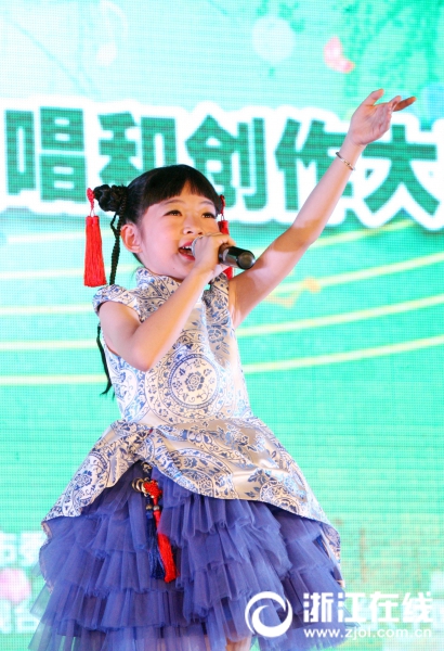 不如跳舞沙滩三个小男孩