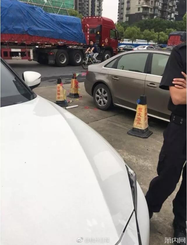 女生扒开尿口让男生捅