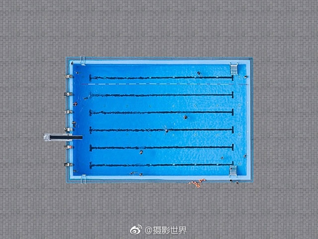 一群裸体女同学玩我jiji