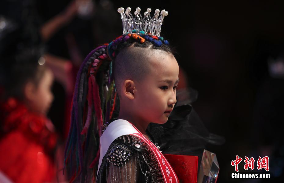 两个女生相嗟嗟嗟视频