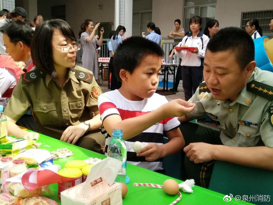 公车上双乳被两男人夹击电影