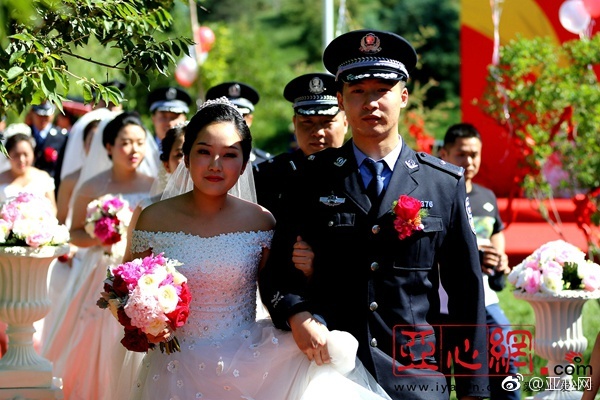 男女吃奶揉捏胸激烈无遮挡A片