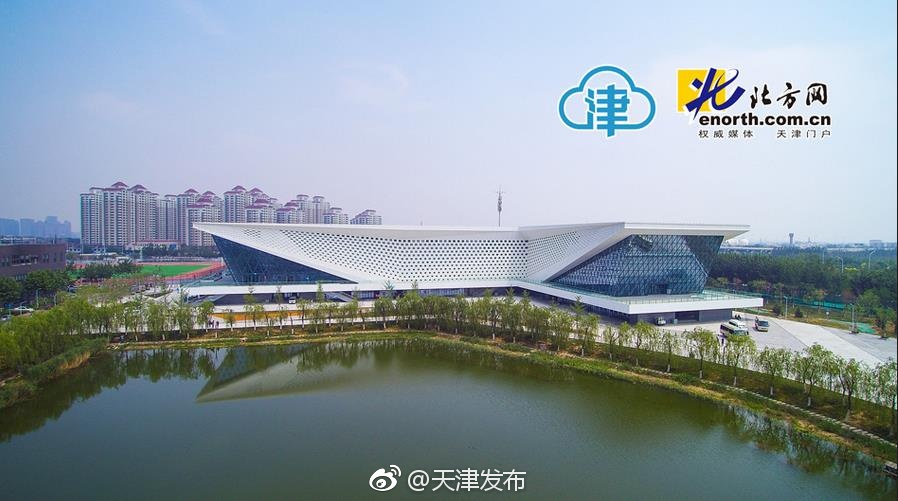 别揉我胸 啊 嗯公共场合呢