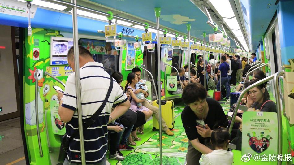 男生的坤坤放在女生的坤坤里