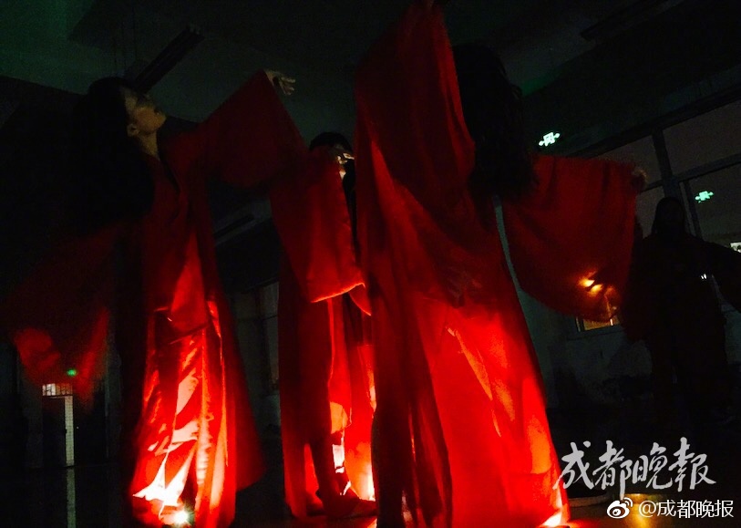 玩弄OL丝袜高跟秘书