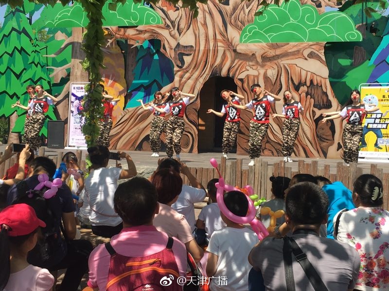 美女露胸无遮挡