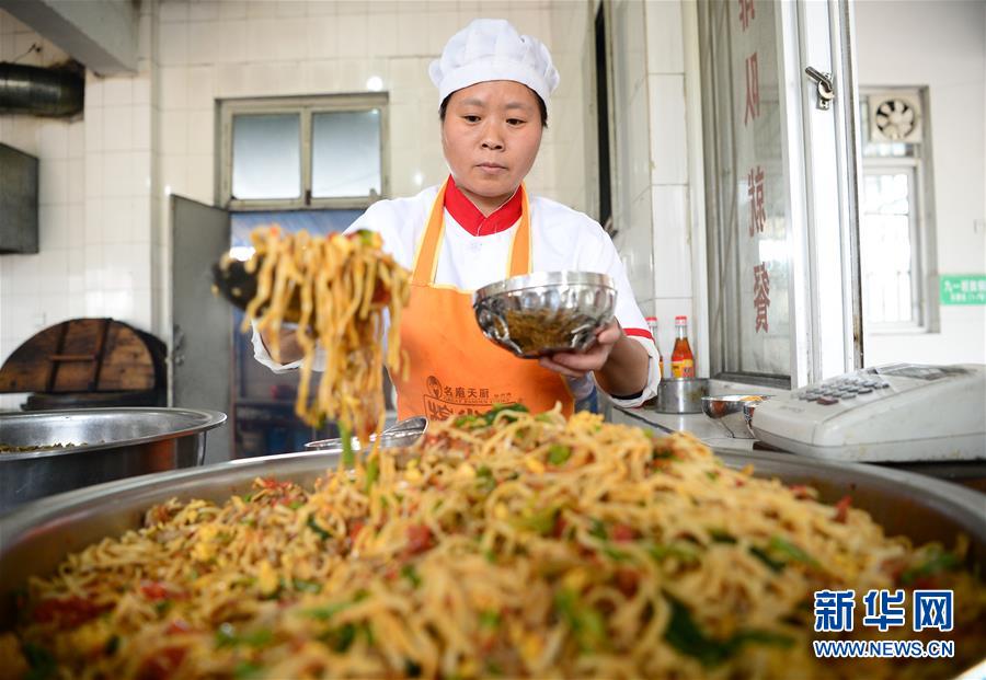 给大家科普一下男生和女生一起轮滑鞋