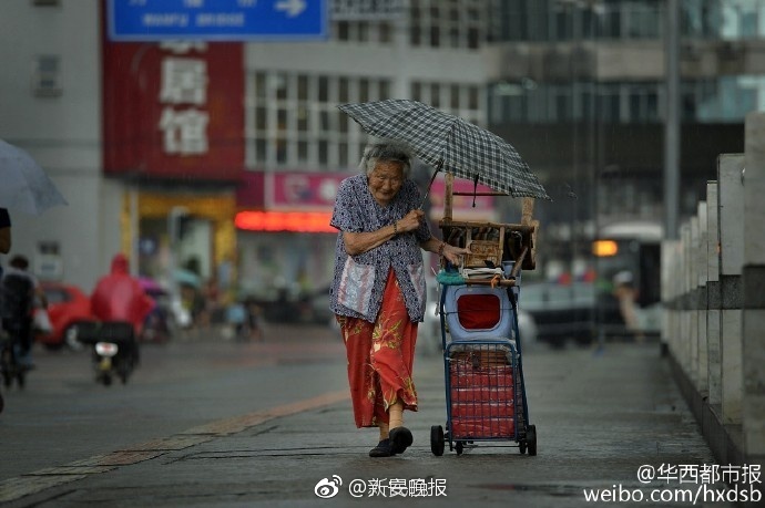 公交车上扒开腿做爰