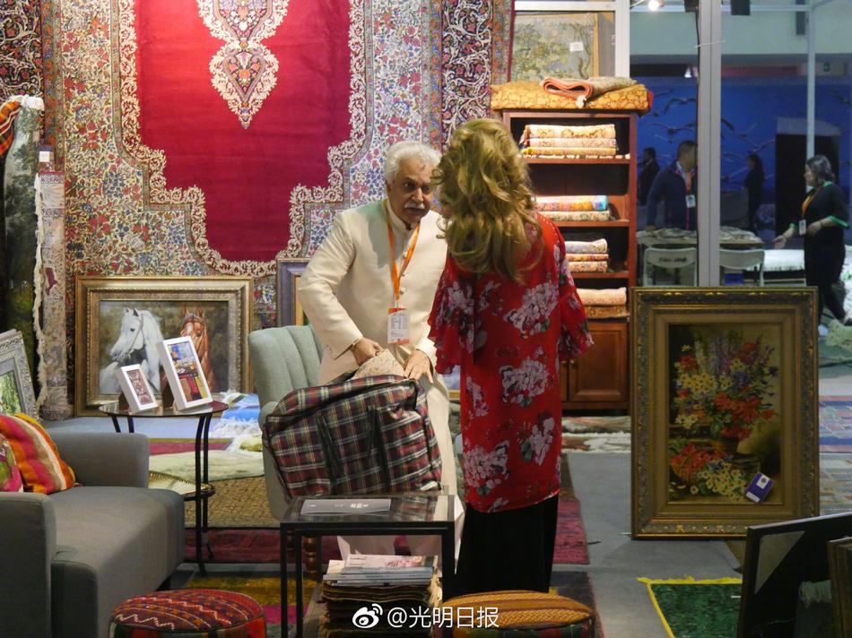 美女两腿大开露出毛毛
