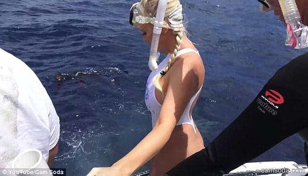 泳衣美女自慰喷水
